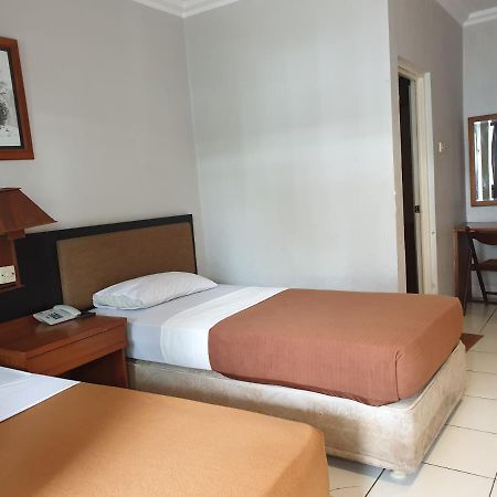 Yehezkiel Hotel Lembang Mitra Reddoorz Екстериор снимка