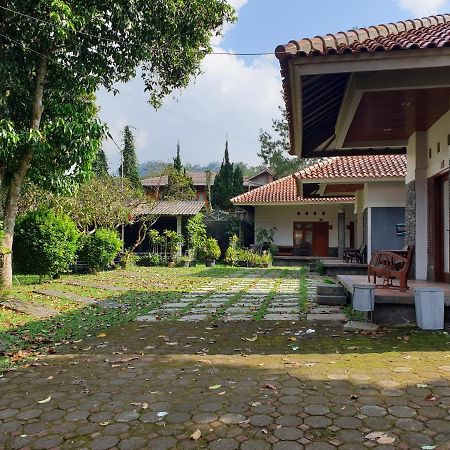 Yehezkiel Hotel Lembang Mitra Reddoorz Екстериор снимка