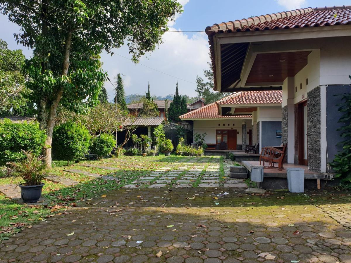 Yehezkiel Hotel Lembang Mitra Reddoorz Екстериор снимка