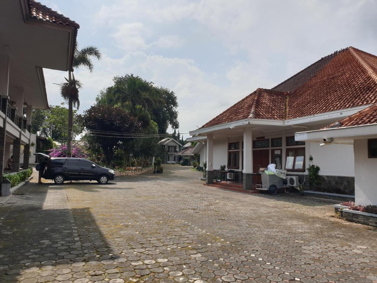 Yehezkiel Hotel Lembang Mitra Reddoorz Екстериор снимка